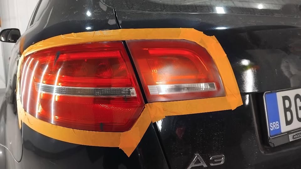 Farovi automobila tokom pripreme za poliranje.
