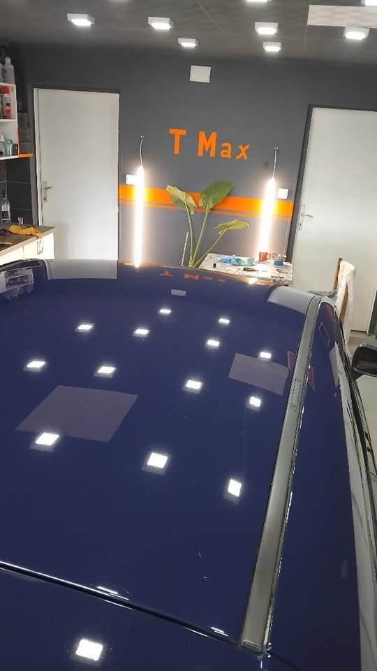 Krov automobila sa izrazenim sjajem nakon obrade.