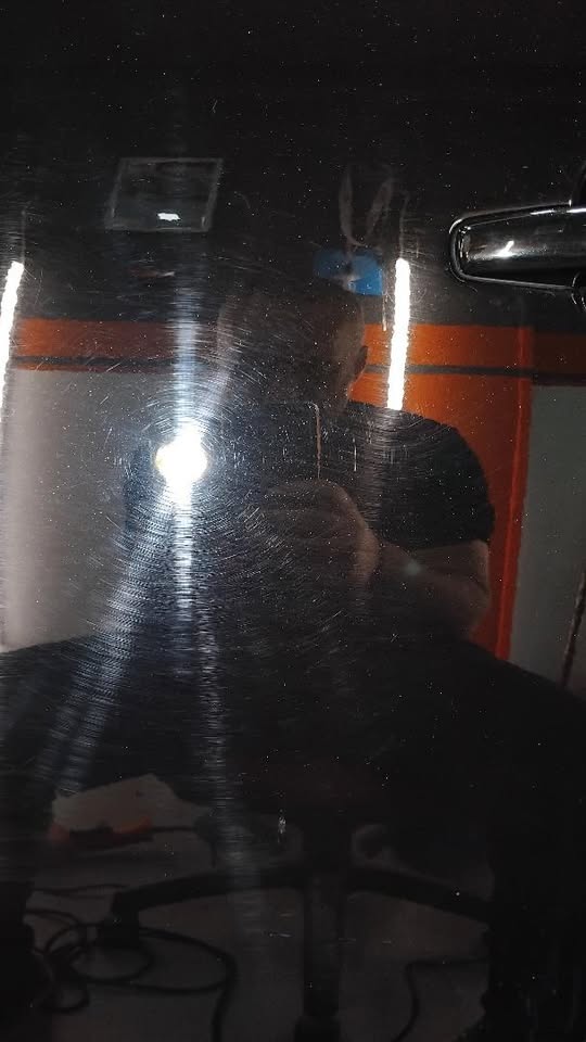 Crni lak sa vidljivim tragovima i ogrebotinama pre poliranja.