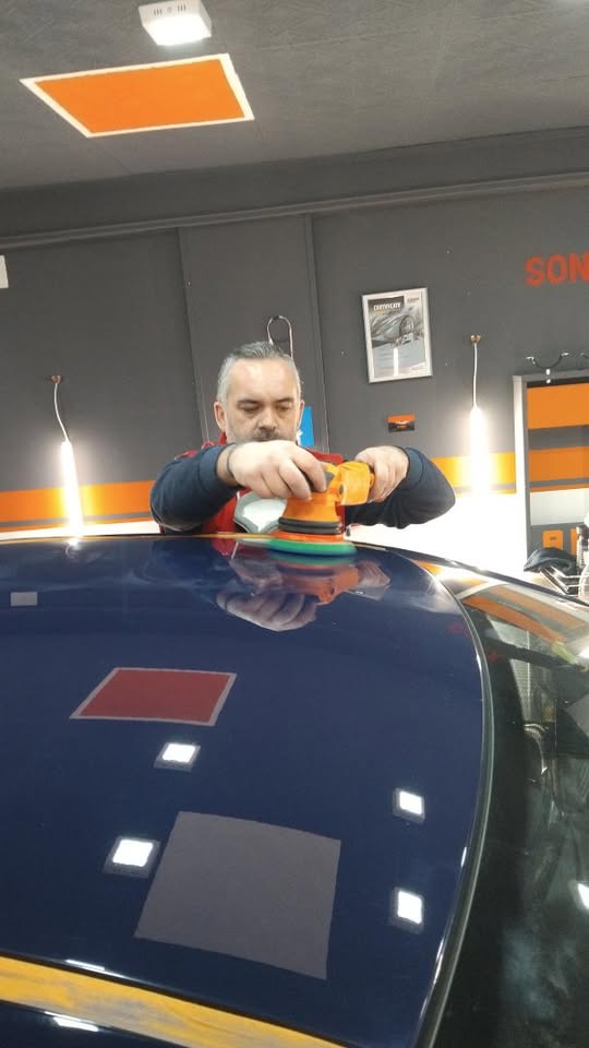 Proces poliranja krova automobila u studiju.
